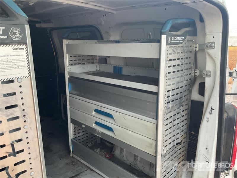 Peugeot Expert Service Cargo Van شاحنة مقفلة