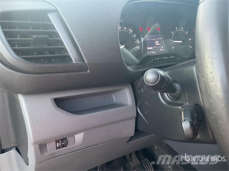 Peugeot Expert Service Cargo Van شاحنة مقفلة