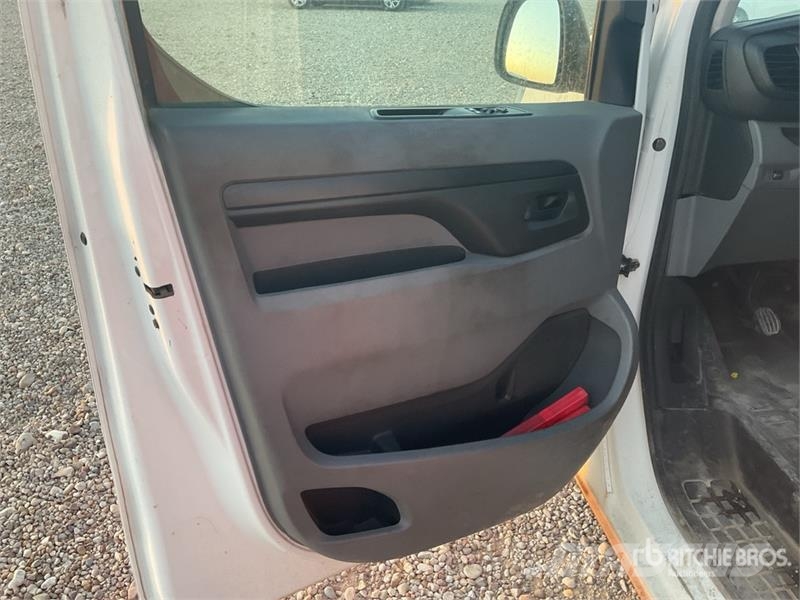 Peugeot Expert Service Cargo Van شاحنة مقفلة
