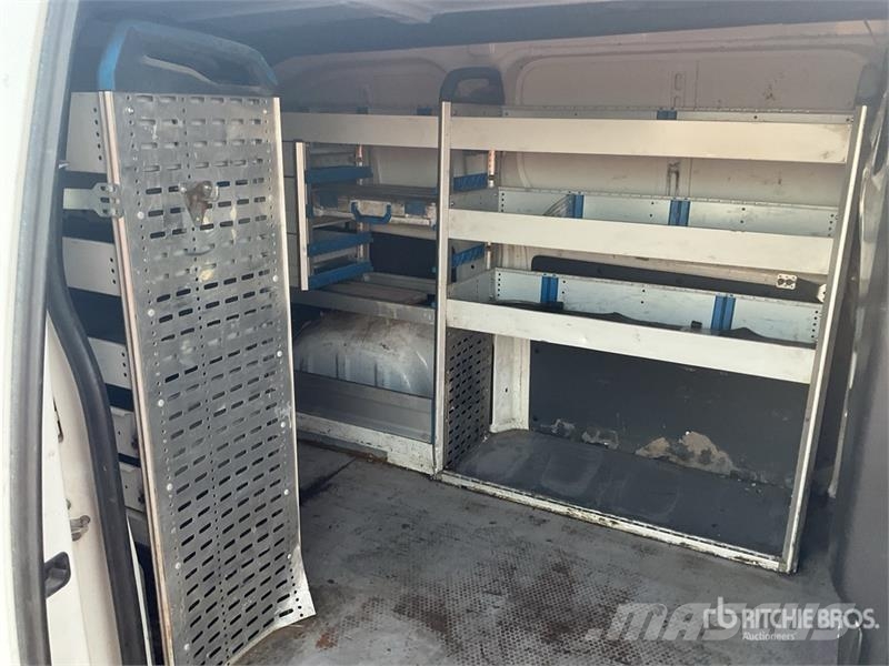 Peugeot Expert Service Cargo Van شاحنة مقفلة