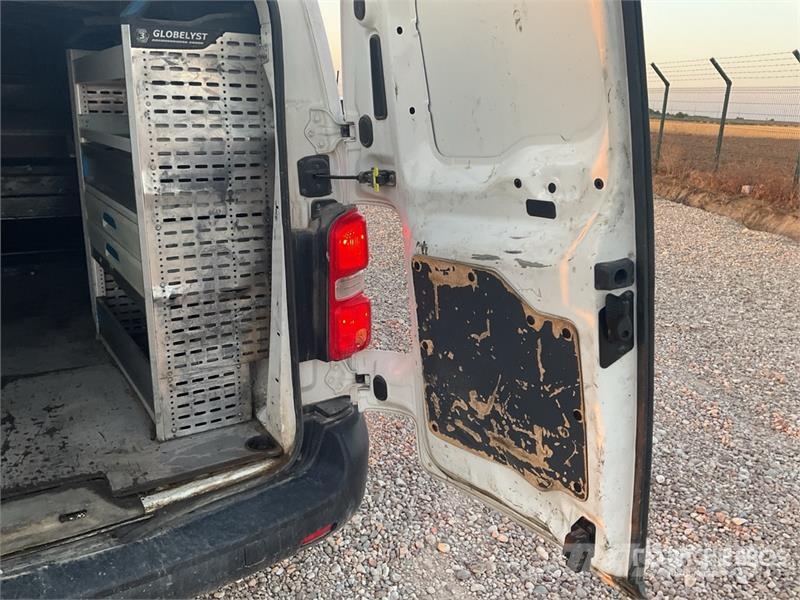 Peugeot Expert Service Cargo Van شاحنة مقفلة
