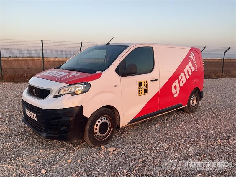 Peugeot Expert Service Cargo Van شاحنة مقفلة