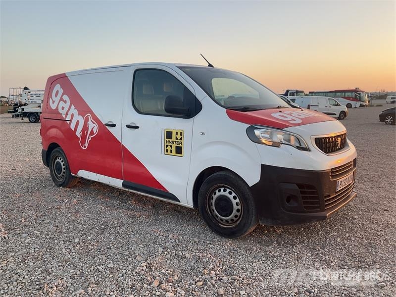 Peugeot Expert Service Cargo Van شاحنة مقفلة