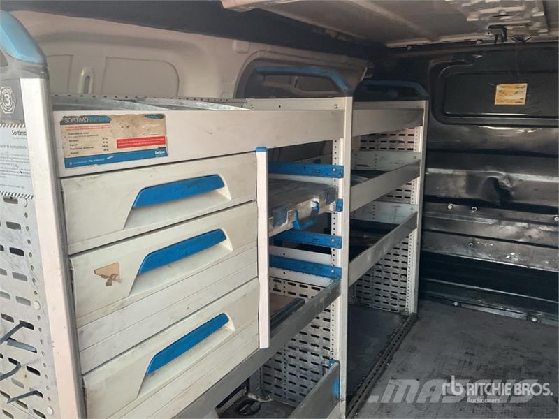 Peugeot Expert Service Cargo Van شاحنة مقفلة
