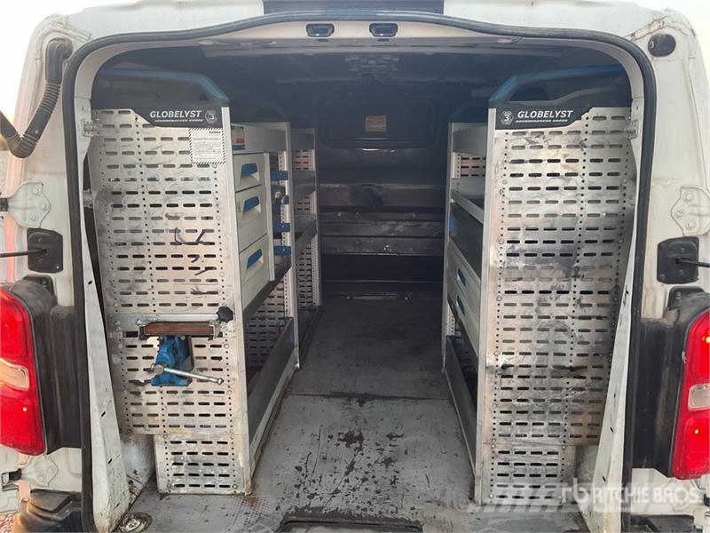 Peugeot Expert Service Cargo Van شاحنة مقفلة