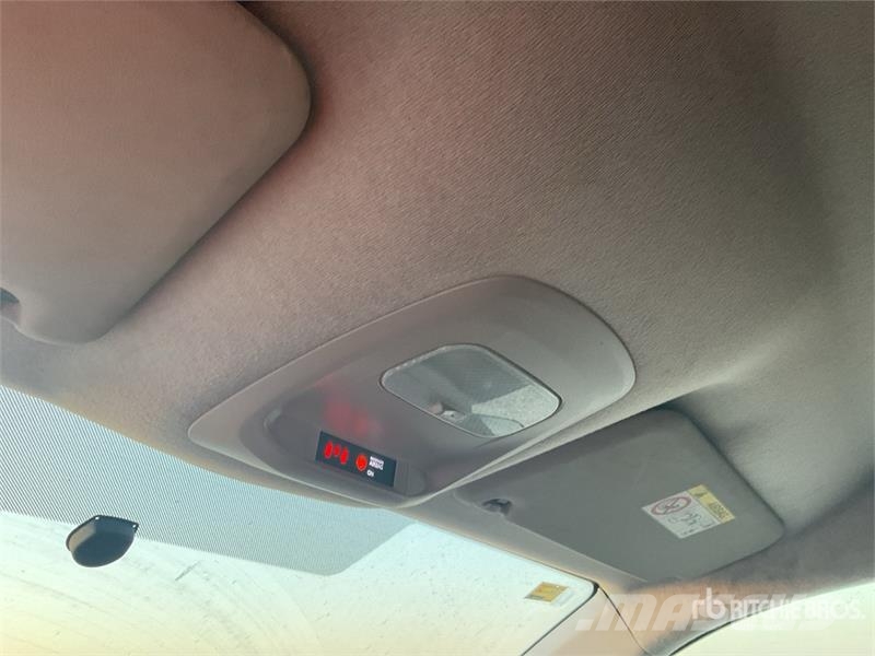 Peugeot Expert Service Cargo Van شاحنة مقفلة