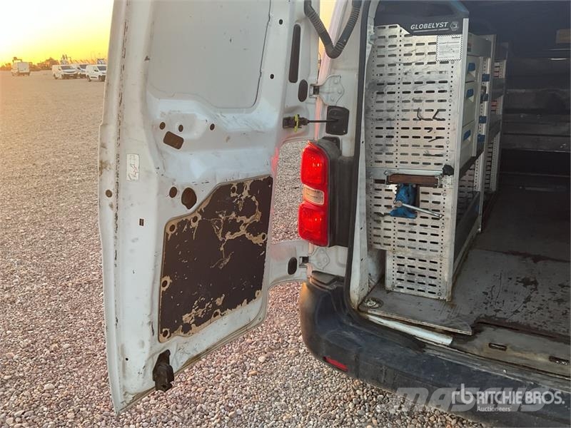 Peugeot Expert Service Cargo Van شاحنة مقفلة