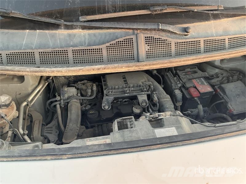 Peugeot Expert Service Cargo Van شاحنة مقفلة