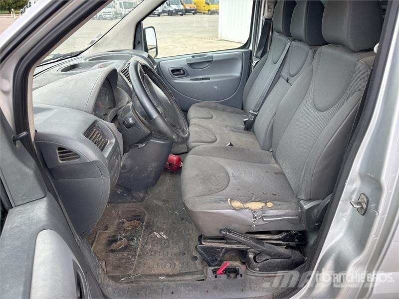 Peugeot Expert Vehicule Utilitaire Cargo Van Furgonetas cerradas