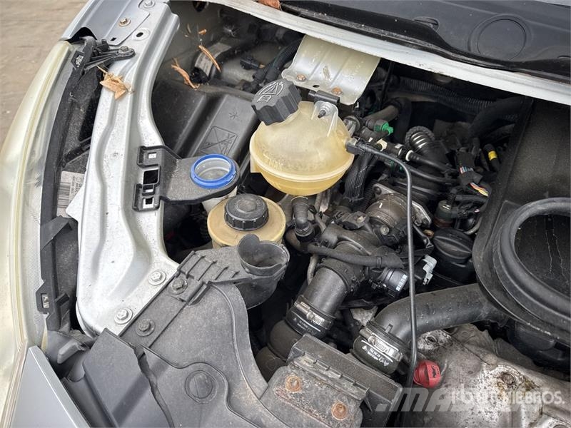 Peugeot Expert Vehicule Utilitaire Cargo Van Furgonetas cerradas