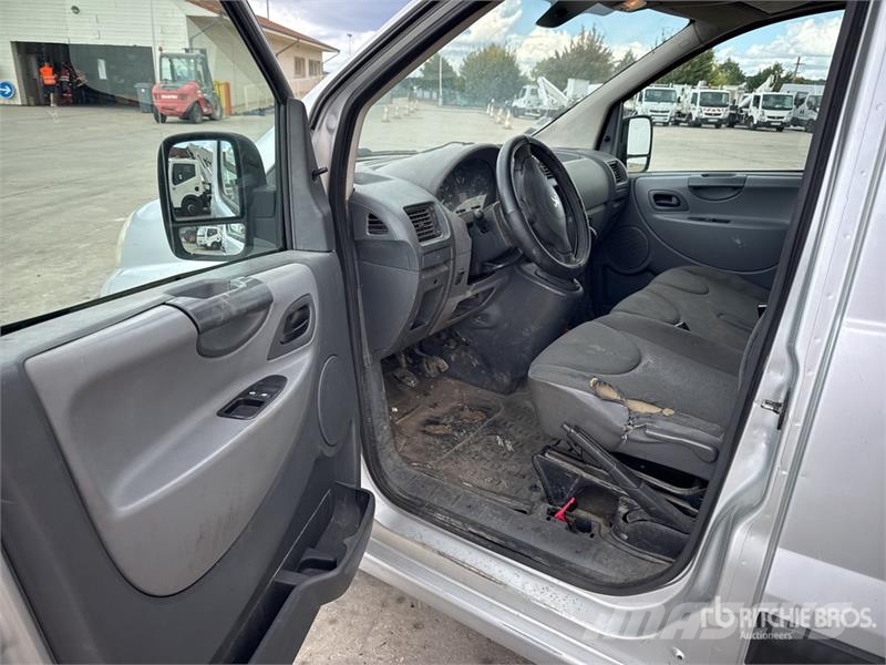 Peugeot Expert Vehicule Utilitaire Cargo Van Furgonetas cerradas