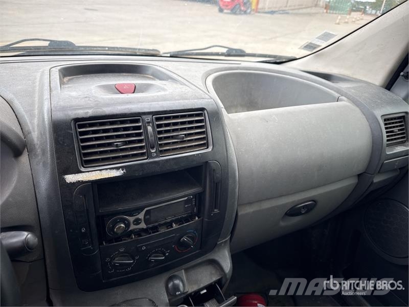 Peugeot Expert Vehicule Utilitaire Cargo Van Furgonetas cerradas