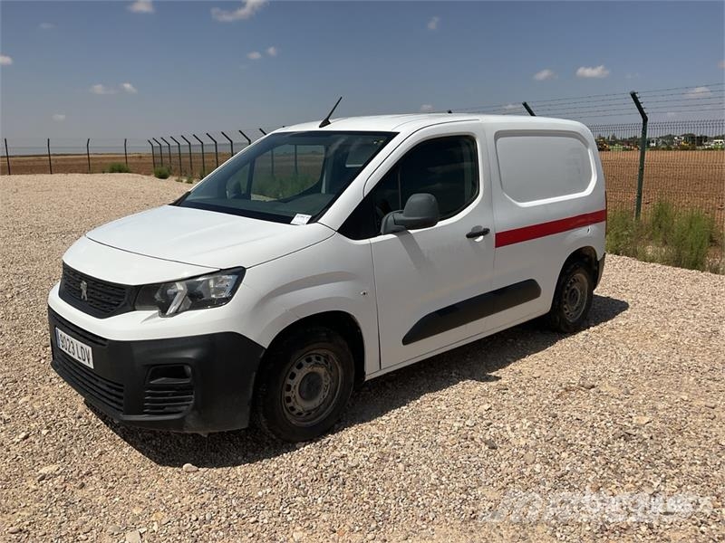 Peugeot Partner Cargo Van شاحنة مقفلة