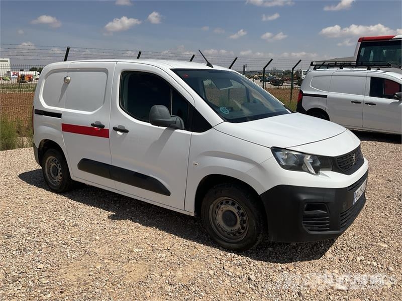 Peugeot Partner Cargo Van شاحنة مقفلة