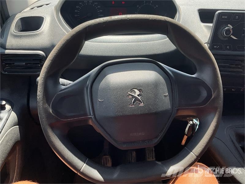 Peugeot Partner Cargo Van شاحنة مقفلة