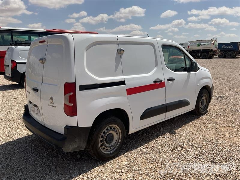 Peugeot Partner Cargo Van شاحنة مقفلة