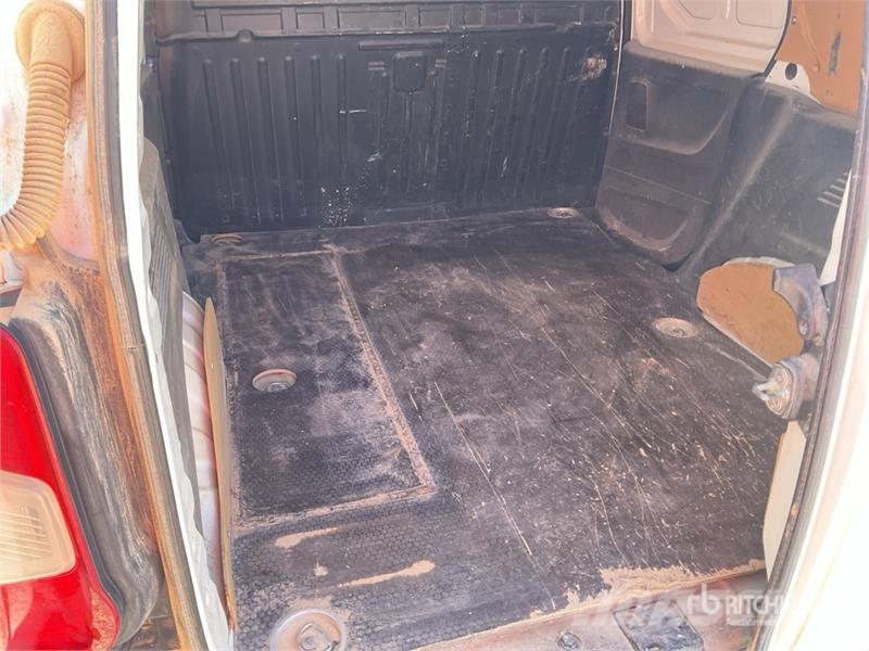 Peugeot Partner Cargo Van شاحنة مقفلة