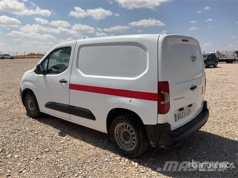 Peugeot Partner Cargo Van شاحنة مقفلة