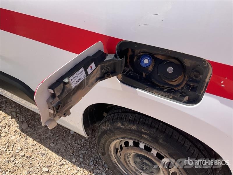 Peugeot Partner Cargo Van شاحنة مقفلة
