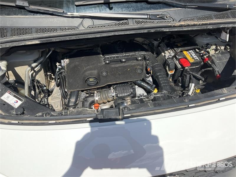 Peugeot Partner Cargo Van شاحنة مقفلة