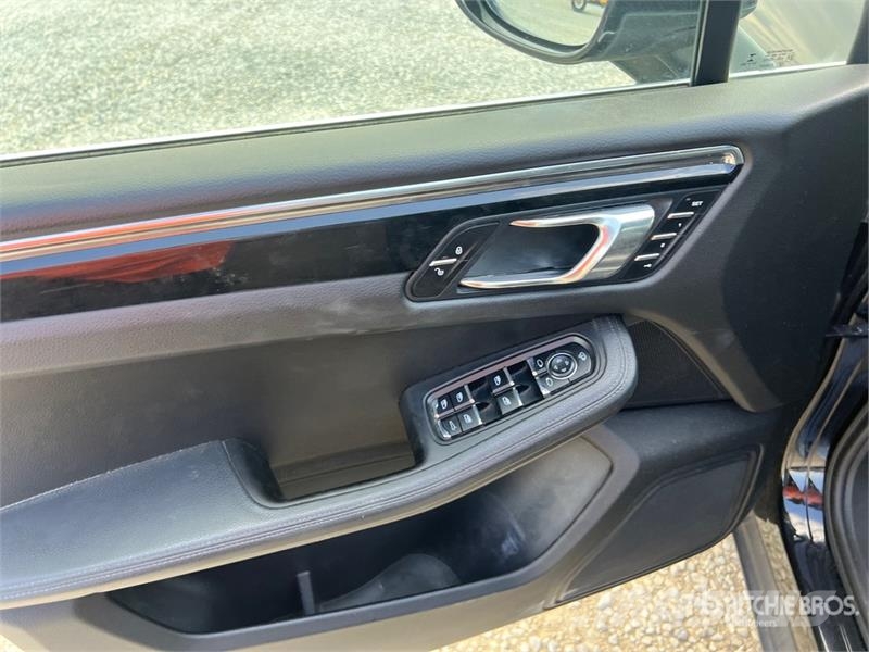 Porsche Macan SUV Samochody osobowe