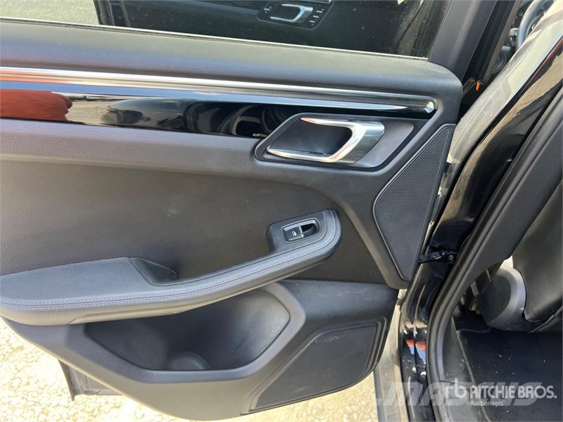 Porsche Macan SUV Samochody osobowe