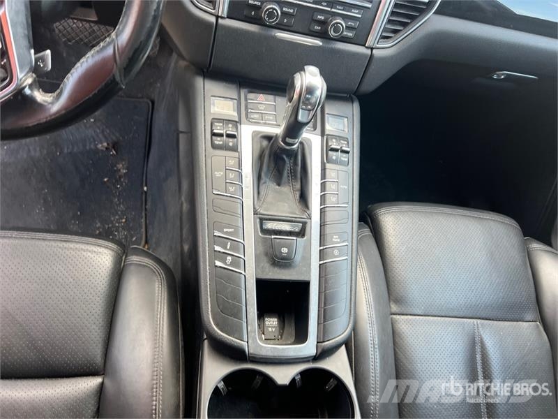 Porsche Macan SUV Samochody osobowe