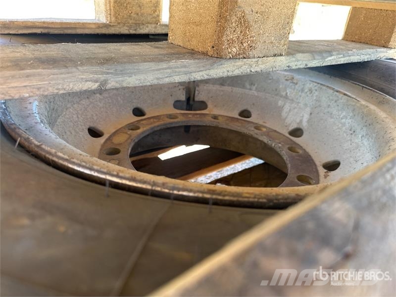 Qte De 3 Pneus (Non Utilise) Qty Of 3 Tyres (Unuse Andre komponenter