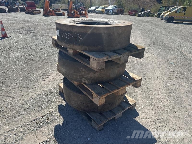 Qte De 3 Pneus (Non Utilise) Qty Of 3 Tyres (Unuse Andre komponenter