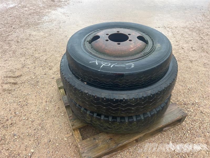 Qte De 3 Roues Qty Of 3 Wheels Gume, točkovi i felne