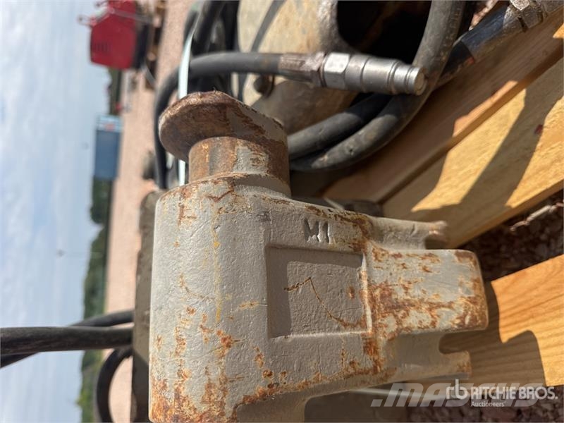 Qte De Marteaux Hydrauliques Qty Of Hydraulic Brea Čekići