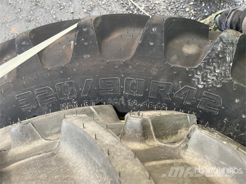 Qty of (2) 320/85R28 + of (2) 320/90R42 for John Reifen
