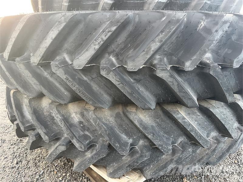 Qty of (2) 320/85R28 + of (2) 320/90R42 for John Reifen