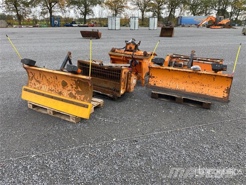  Qty of Misc. Snow Equipment Sonstige Landmaschinen