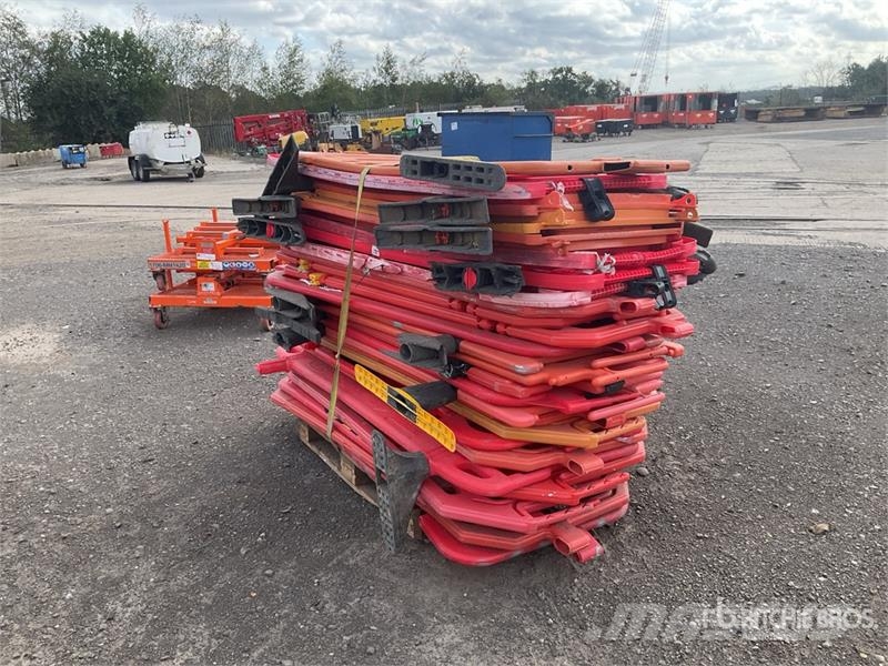 Quantity of (1) Pallets of Barrier Andere Zubehörteile