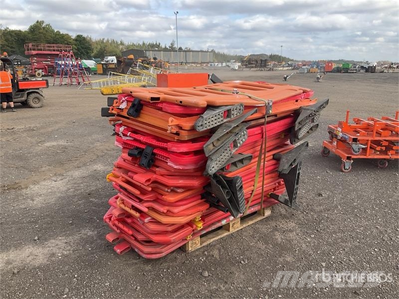 Quantity of (1) Pallets of Barrier Andere Zubehörteile