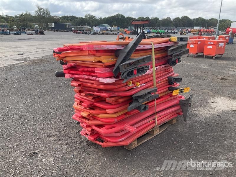 Quantity of (1) Pallets of Barrier Andere Zubehörteile