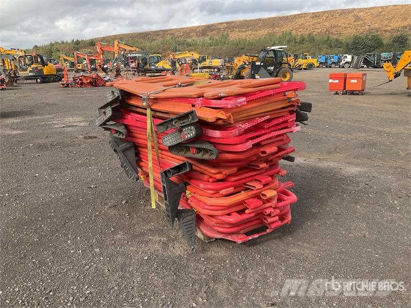 Quantity of (1) Pallets of Barrier Andere Zubehörteile