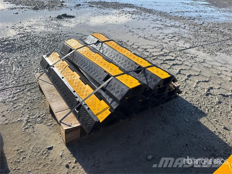Quantity of (10) 1 Channel Cable Bridge (Unused) 其他
