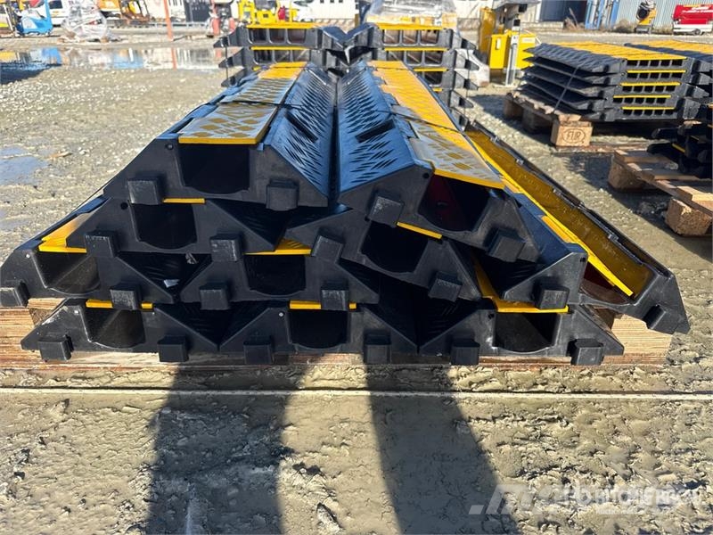 Quantity of (10) 1 Channel Cable Bridge (Unused) 其他