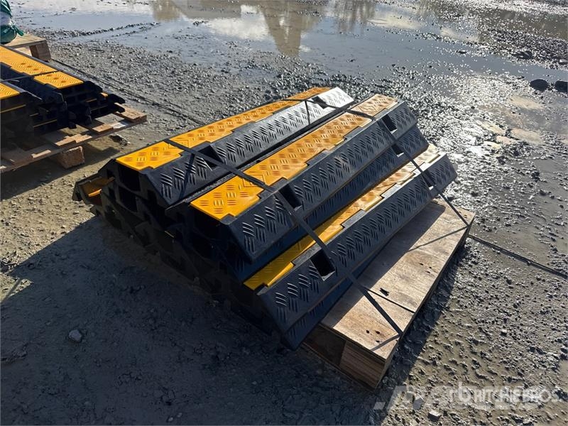 Quantity of (10) 1 Channel Cable Bridge (Unused) 其他