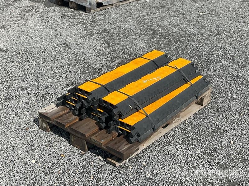Quantity of (10) 2 Channel Cable Bridge Muut koneet
