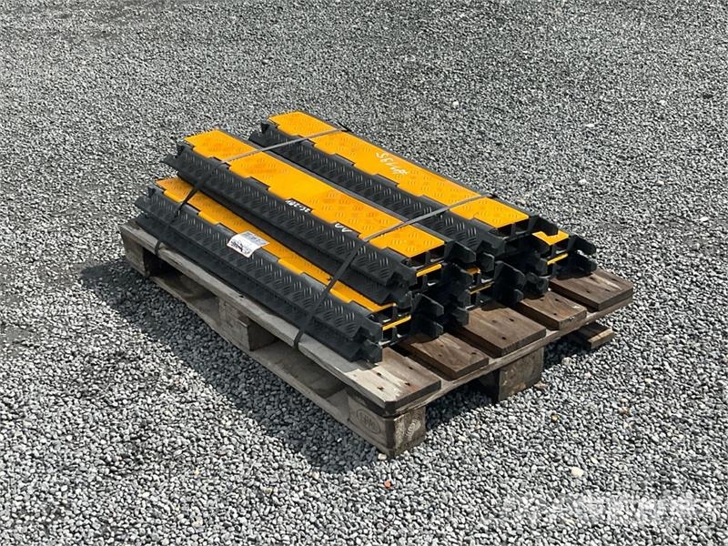Quantity of (10) 2 Channel Cable Bridge Muut koneet