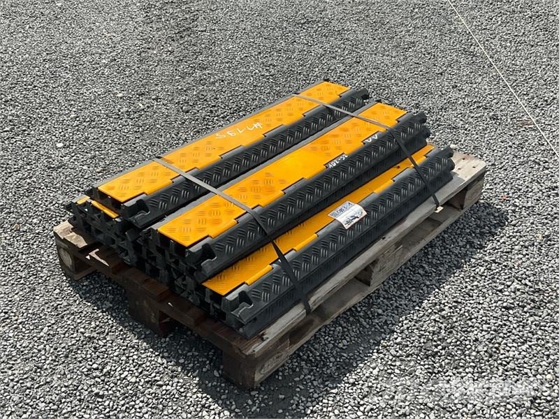 Quantity of (10) 2 Channel Cable Bridge Muut koneet