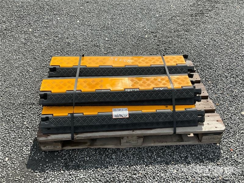 Quantity of (10) 2 Channel Cable Bridge Muut koneet