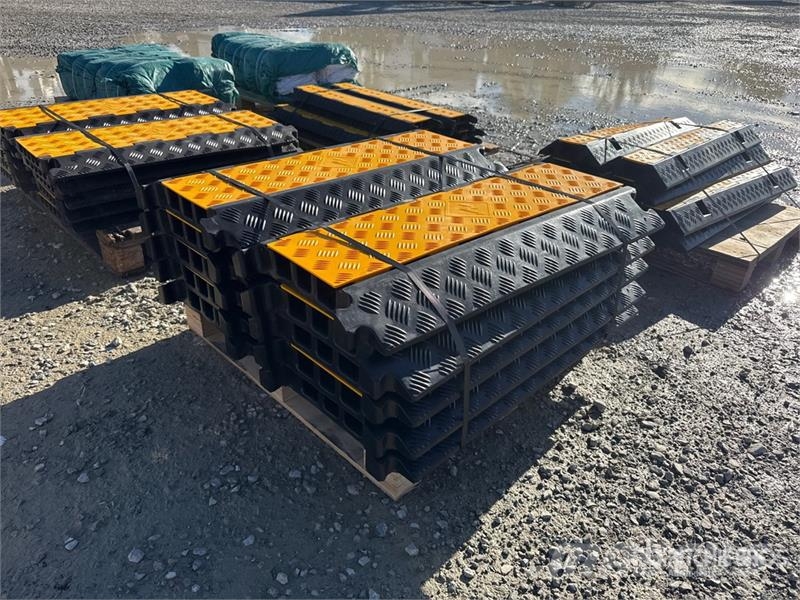 Quantity of (10) 3 Channel Cable Bridge (Unused) 其他