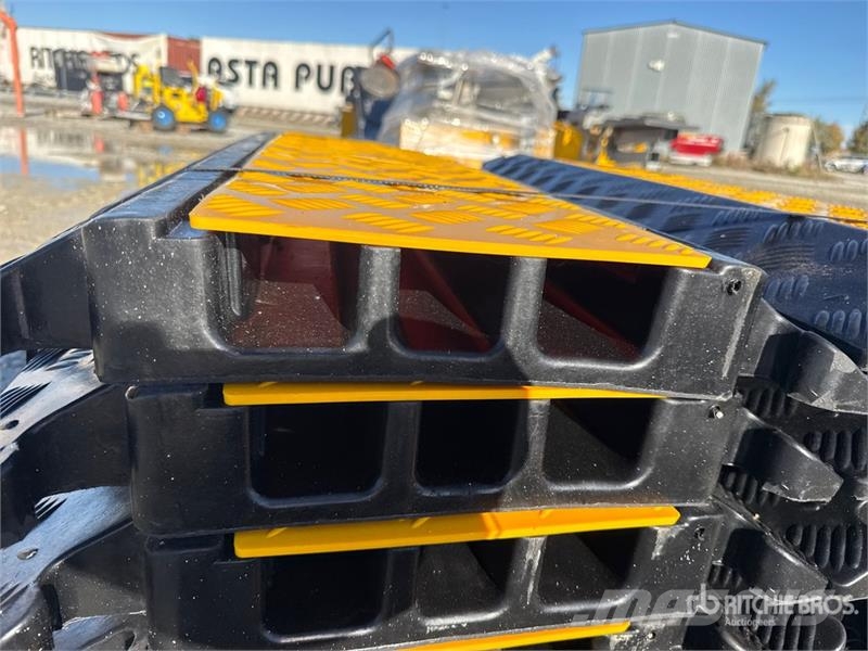 Quantity of (10) 3 Channel Cable Bridge (Unused) 其他