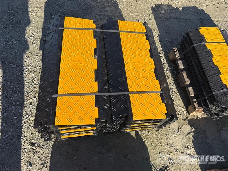Quantity of (10) 3 Channel Cable Bridge (Unused) 其他