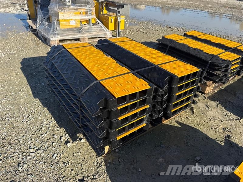 Quantity of (10) 3 Channel Cable Bridge (Unused) 其他