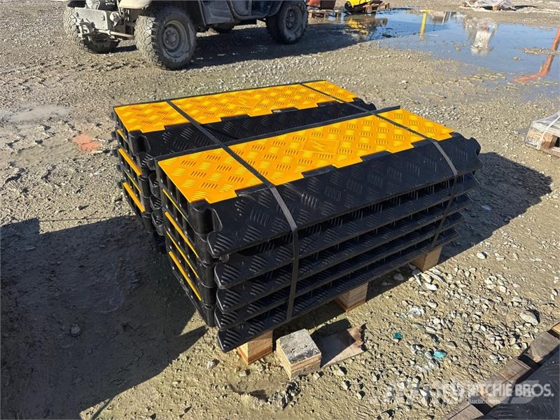 Quantity of (10) 3 Channel Cable Bridge (Unused) 其他